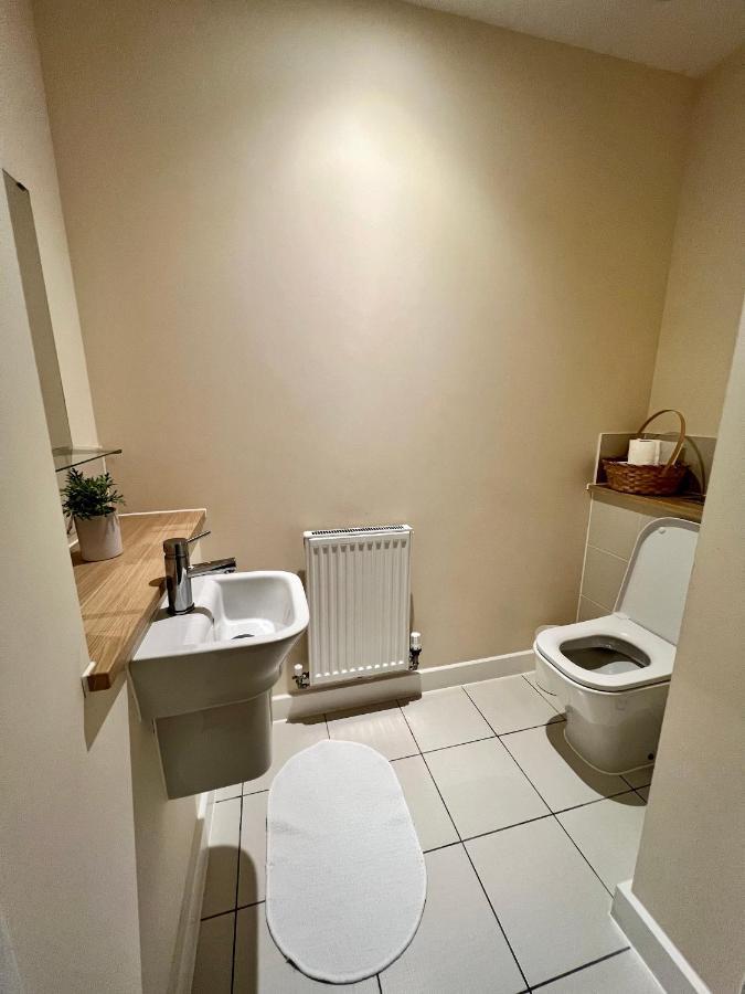 Spacious 2-Bedroom House With Free Parking Τσάταμ Εξωτερικό φωτογραφία